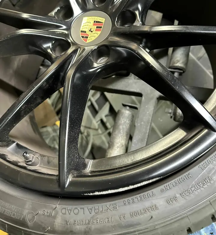 Llanta dañada antes de reparar